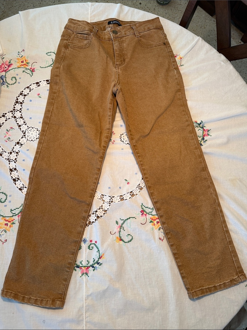 High-Rise Straight d. jeans in Camel size 4